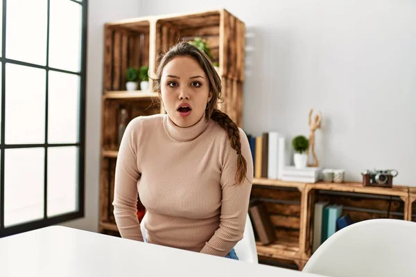 Jong Hispanic Meisje Dragen Casual Kleding Zitten Tafel Thuis Bang — Stockfoto