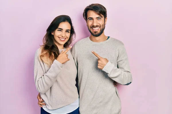 Junges Hispanisches Paar Lässiger Kleidung Fröhlich Mit Einem Lächeln Gesicht — Stockfoto