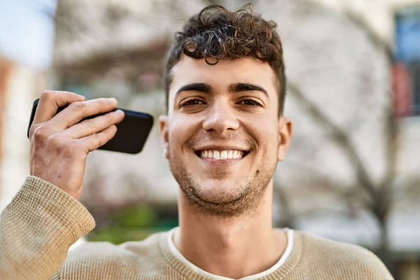 Jeune Homme Hispanique Écoutant Message Audio Aide Smartphone Ville — Photo