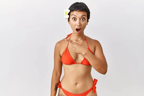 Junge Hispanische Frau Mit Kurzen Haaren Bikini Überrascht Mit Dem — Stockfoto