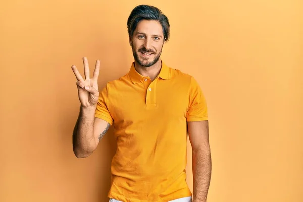 Joven Hombre Hispano Con Camiseta Amarilla Casual Mostrando Señalando Con — Foto de Stock