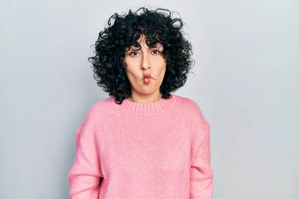 Mujer Joven Oriente Medio Con Ropa Casual Haciendo Cara Pez —  Fotos de Stock