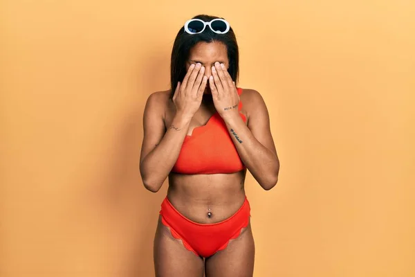 Chica Afroamericana Joven Con Bikini Frotando Los Ojos Para Fatiga — Foto de Stock