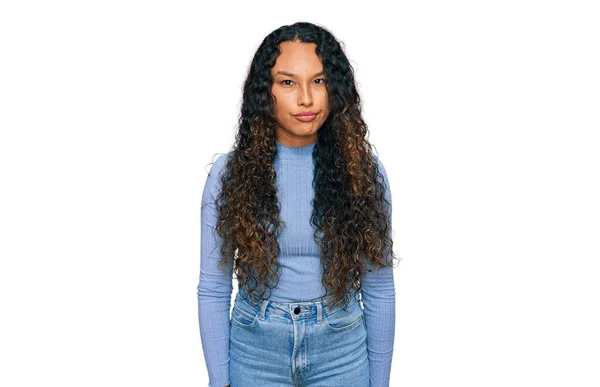 Jeune Femme Hispanique Aux Cheveux Bouclés Portant Des Vêtements Décontractés — Photo