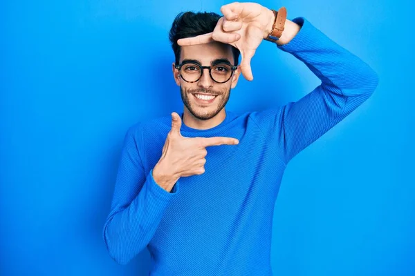 Junger Hispanischer Mann Lässiger Kleidung Und Brille Der Lächelnd Gestell — Stockfoto