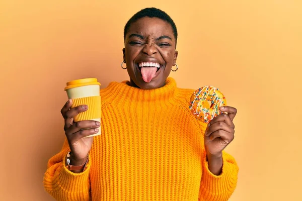 Jonge Afro Amerikaanse Vrouw Eet Donut Drinkt Take Away Koffie — Stockfoto