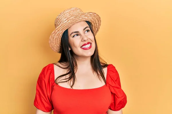 Νεαρή Ισπανίδα Που Φοράει Καλοκαιρινό Καπέλο Κοιτάζει Αλλού Χαμόγελο Στο — Φωτογραφία Αρχείου