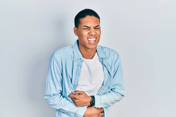 若いアフリカ系アメリカ人の男が胃の上に手でカジュアルな服を着て吐き気 痛みを伴う病気の気分が悪い キャッシュ コンセプト — ストック写真