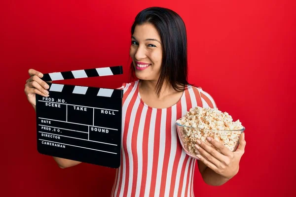 Młoda Latynoska Kobieta Trzyma Film Wideo Clapboard Popcorn Mruga Patrząc — Zdjęcie stockowe