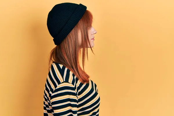 Pelirroja Mujer Joven Con Gorra Lana Mirando Lado Relajarse Pose — Foto de Stock