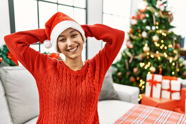 Mulher Hispânica Jovem Com Cabelo Curto Usando Chapéu Natal Sentado — Fotografia de Stock