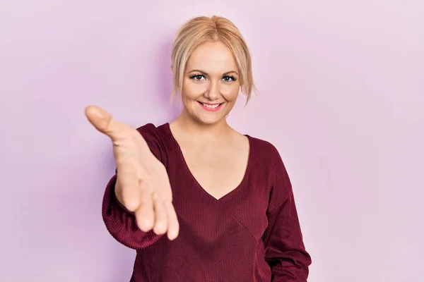 Ung Blond Kvinna Bär Casual Vinter Tröja Ler Vänlig Erbjuder — Stockfoto