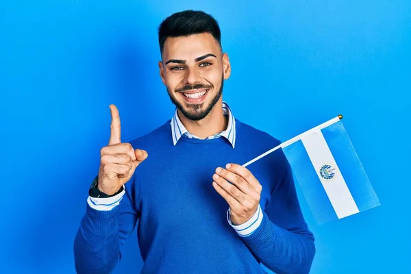 Joven Hispano Con Barba Sosteniendo Bandera Del Salvador Sonriendo Con —  Fotos de Stock