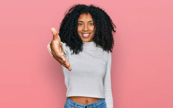 若いアフリカ系アメリカ人の女の子は 挨拶や歓迎として握手を提供笑顔カジュアルな服を着ています 成功したビジネス — ストック写真