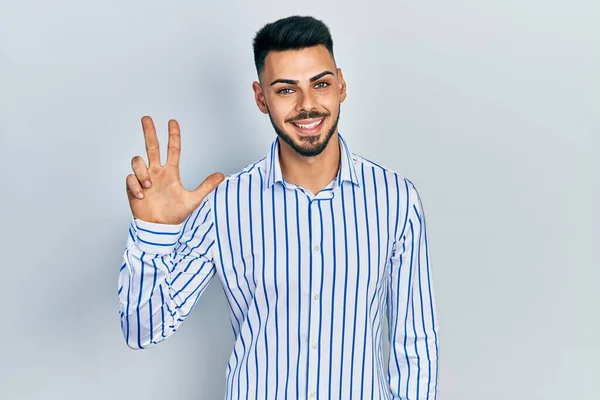 Jovem Hispânico Com Barba Vestindo Camisa Listrada Casual Mostrando Apontando — Fotografia de Stock