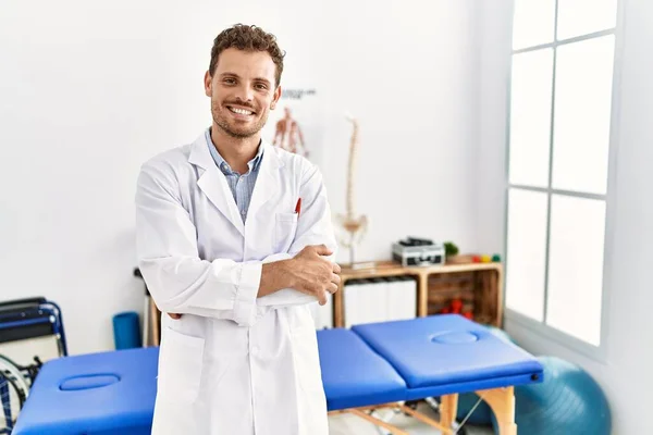 Guapo Joven Que Trabaja Clínica Recuperación Del Dolor Cara Feliz — Foto de Stock