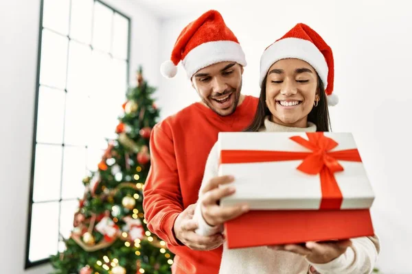 Fiatal Latin Pár Mosolyog Boldog Ölelés Unbox Karácsonyi Ajándék Otthon — Stock Fotó
