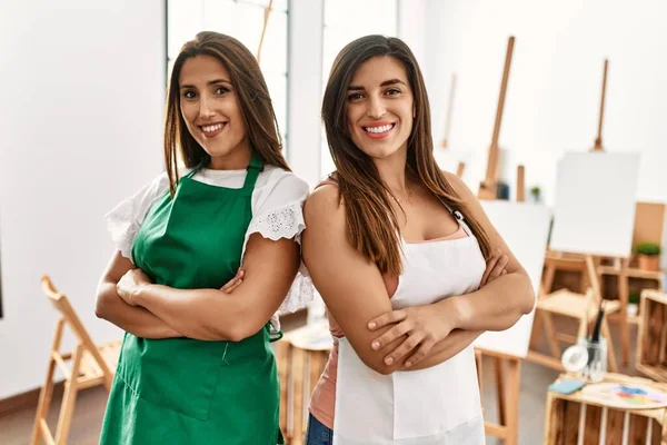 Due Studenti Pittura Latina Sorridenti Felici Con Braccia Incrociate Gesto — Foto Stock