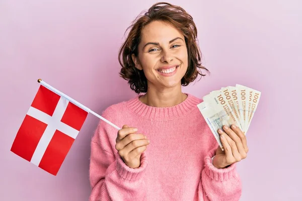 Mladá Brunetka Držící Norskou Vlajku Korunové Bankovky Usmívala Šťastným Chladným — Stock fotografie