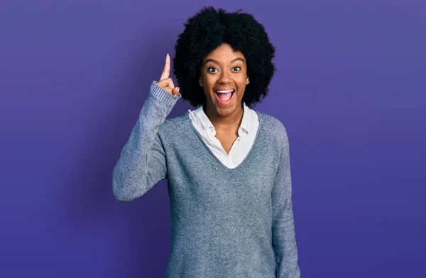 Jonge Afro Amerikaanse Vrouw Die Zakelijke Kleren Draagt Wijzend Met — Stockfoto