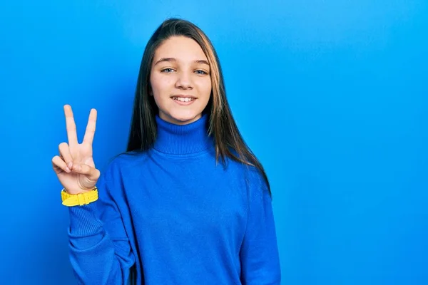 Chica Morena Joven Con Jersey Cuello Alto Sonriendo Mirando Cámara —  Fotos de Stock