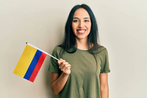 Ung Latinamerikansk Flicka Håller Colombia Flagga Ser Positiv Och Glad — Stockfoto