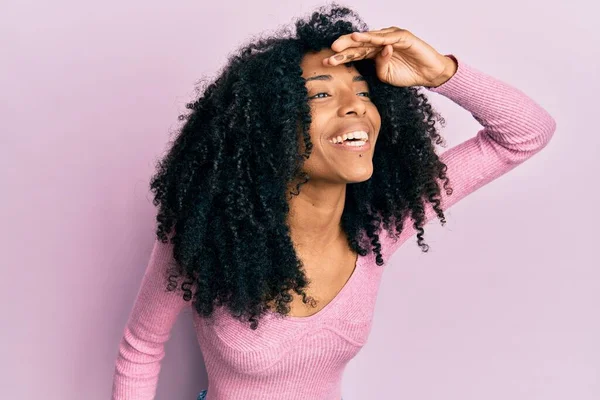 Африканская Американка Афро Волосами Обычной Розовой Рубашке Счастлива Улыбается Глядя — стоковое фото