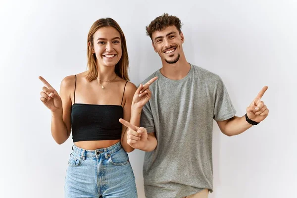 Jovem Belo Casal Juntos Sobre Fundo Isolado Sorrindo Confiante Apontando — Fotografia de Stock