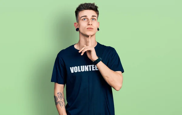Mladý Běloch Rozšířenýma Ušima Nosí Dobrovolnickou Košili Přemýšlí Pochybnostech Prstem — Stock fotografie
