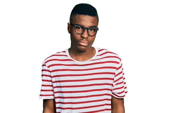 Jonge Afro Amerikaanse Man Draagt Casual Shirt Bril Depressief Zorgen — Stockfoto