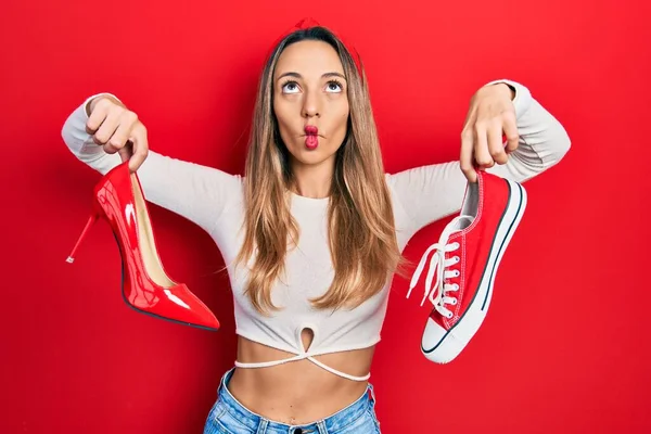 Mulher Hispânica Bonita Escolhendo Sapatos Salto Alto Sapatilhas Fazendo Cara — Fotografia de Stock