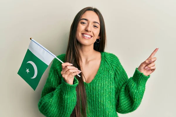 Ung Latinamerikansk Flicka Håller Pakistan Flaggan Ler Glad Pekar Med — Stockfoto