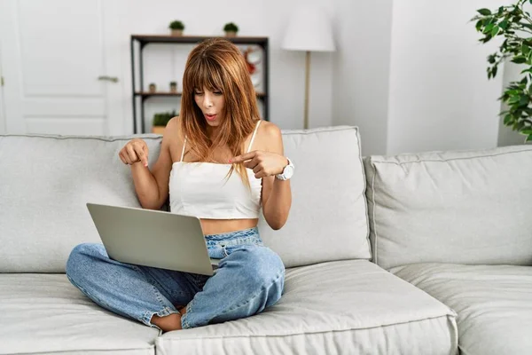 Hispanic Kvinna Sitter Soffan Hemma Med Laptop Pekar Ner Med — Stockfoto