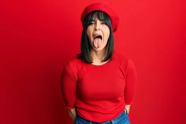 Mujer Hispana Joven Vistiendo Mirada Francesa Con Boina Sacando Lengua — Foto de Stock