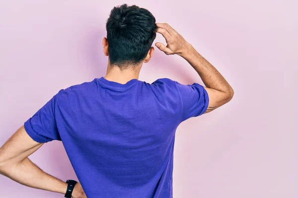 Junger Hispanischer Mann Trägt Lässiges Shirt Rückwärts Und Denkt Mit — Stockfoto