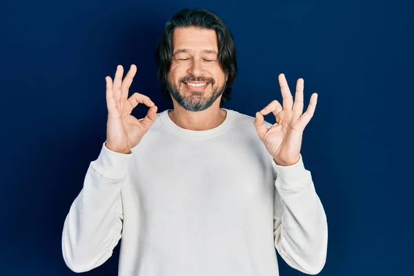 中世の白人男性はカジュアルな服を着てリラックスし 指で瞑想のジェスチャーを行う目を閉じて笑顔 ヨガのコンセプト — ストック写真