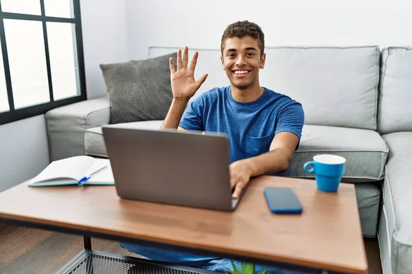 Junger Schöner Hispanischer Mann Sitzt Mit Laptop Auf Dem Boden — Stockfoto