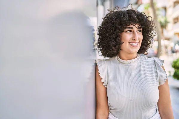 Jonge Vrouw Uit Het Midden Oosten Glimlachend Blij Staand Stad — Stockfoto