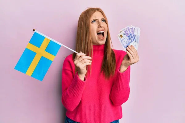 Mladá Irka Držící Švédskou Vlajku Korunové Bankovky Rozzlobená Šíleně Křičící — Stock fotografie