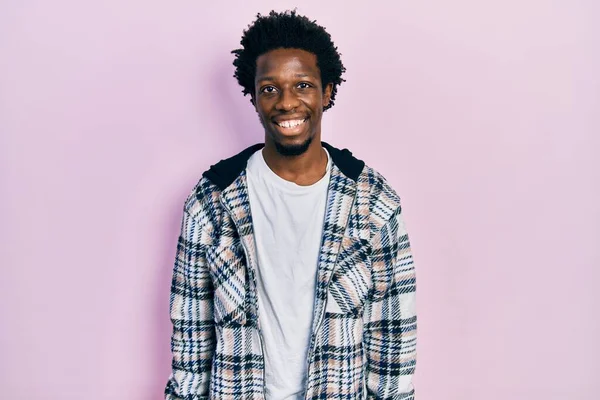 若いアフリカ系アメリカ人の男性は 幸せとクールな笑顔でカジュアルな服を着ています 運のいい人 — ストック写真