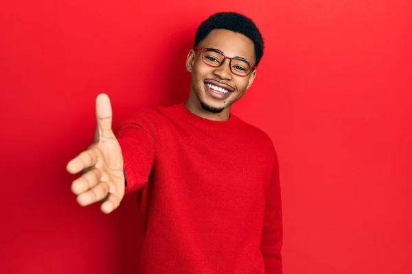 年轻的非洲裔美国人 身穿休闲装 戴着眼镜 面带微笑 友善地握手致意和欢迎 成功的商业 — 图库照片