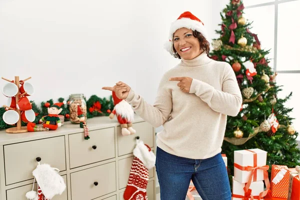 Moyen Age Femme Hispanique Debout Près Arbre Noël Souriant Regardant — Photo