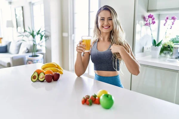 Junge Kaukasische Fitness Frau Sportbekleidung Trinkt Gesunden Orangensaft Und Zeigt — Stockfoto