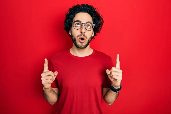 Pohledný Hispánec Neformální Košili Brýlích Užasl Překvapil Když Vzhlédl Ukázal — Stock fotografie