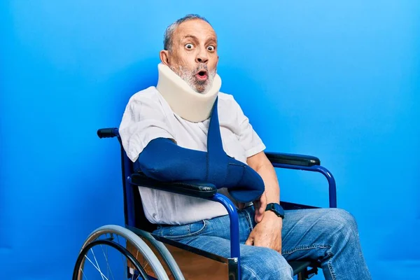 Bonito Homem Sênior Com Barba Sentado Cadeira Rodas Com Gola — Fotografia de Stock