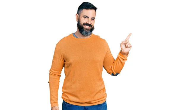 Latynos Brodą Ubrany Luźny Zimowy Sweter Dużym Uśmiechem Twarzy Wskazujący — Zdjęcie stockowe