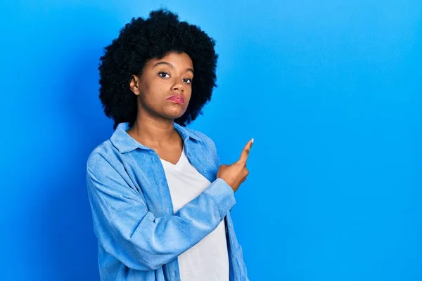 Jonge Afrikaans Amerikaanse Vrouw Draagt Casual Kleding Wijzen Met Hand — Stockfoto