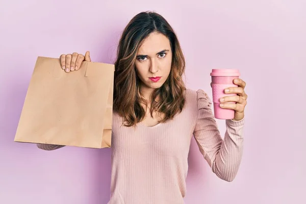 Menina Hispânica Jovem Segurando Tirar Saco Papel Café Cético Nervoso — Fotografia de Stock