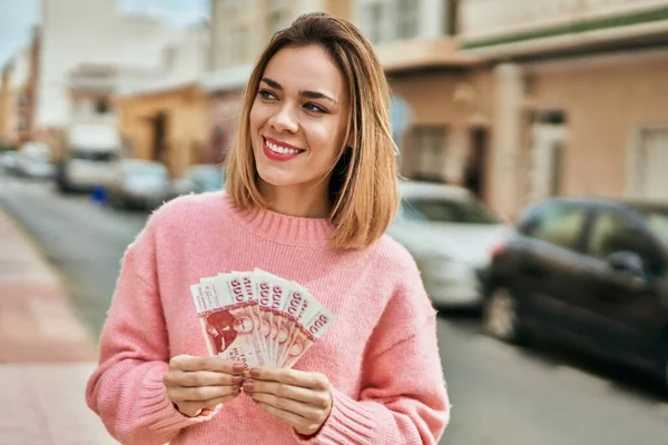 Joven Chica Caucásica Sonriendo Feliz Sosteniendo Billetes Coronas Iceland Ciudad —  Fotos de Stock