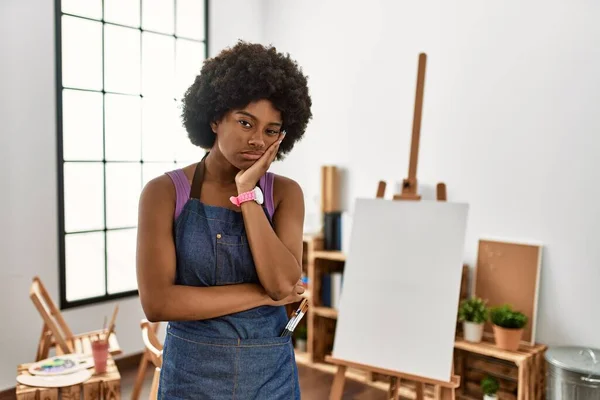 在艺术工作室里 年轻的非洲裔美国女人满头黑发 看起来疲惫不堪 双手交叉 对抑郁症感到厌烦 — 图库照片